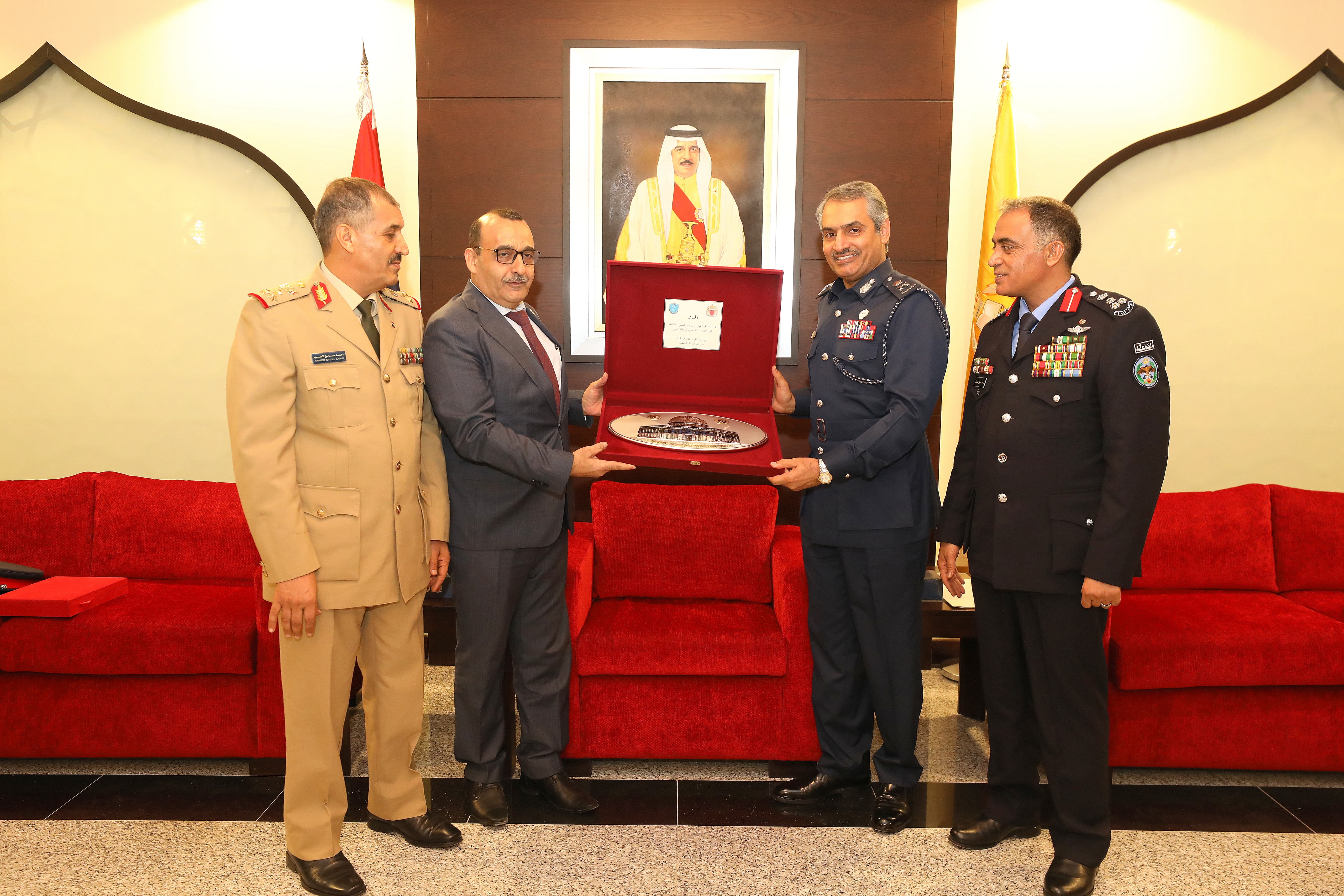 الأكاديميّة الملكيّة للشرطة تستقبل وفداً من الملحقيّات العسكريّة بسفارات الدول العربيّة الشقيقة<